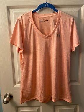 Under Armour NWT Women's Light Peach V-Neck Short Sleeve Tee Sport Top